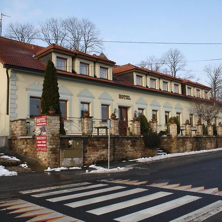 Hotel Boucek Mochov エクステリア 写真