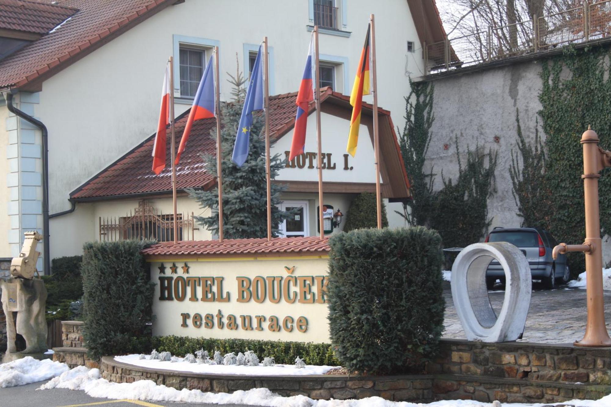 Hotel Boucek Mochov エクステリア 写真