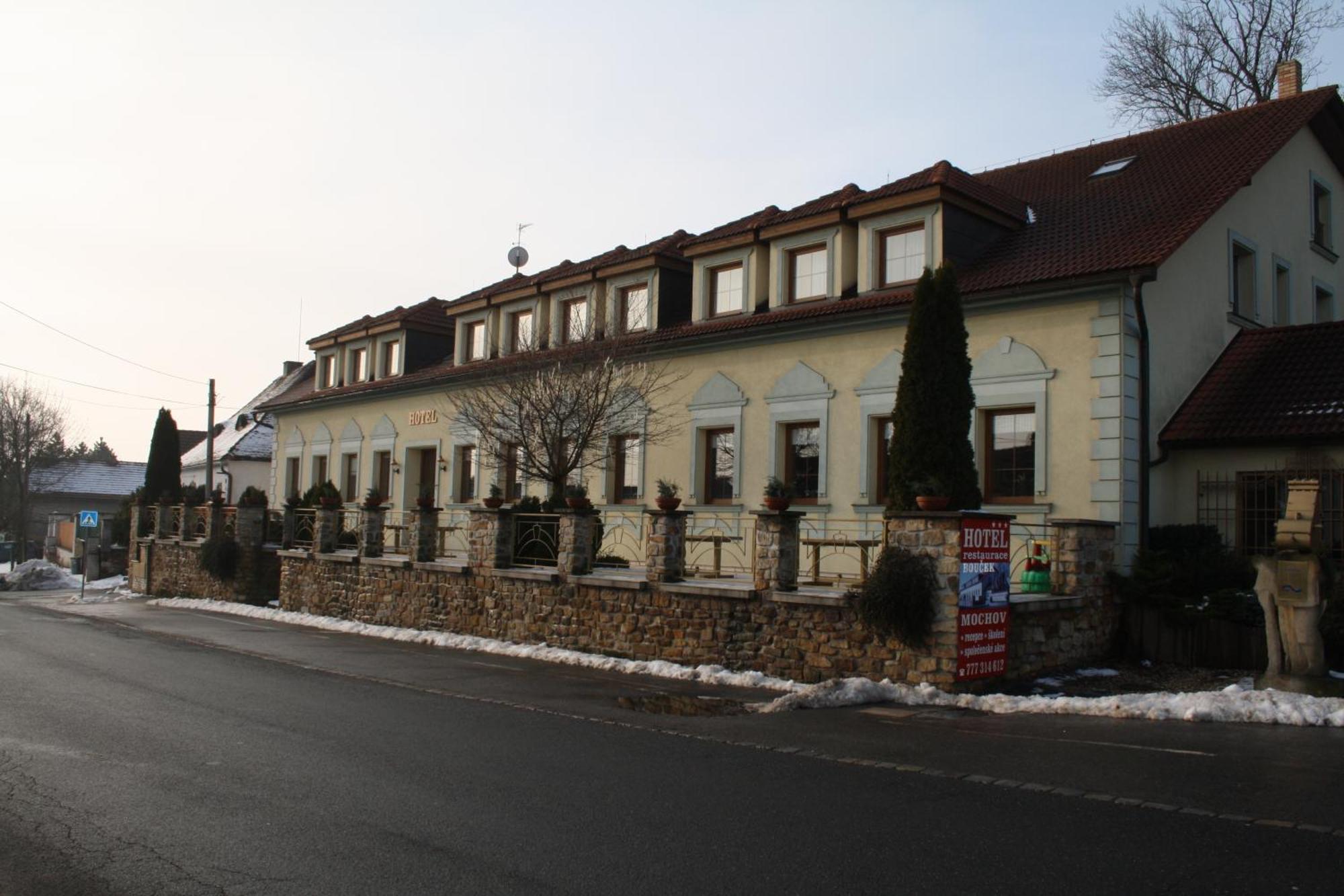 Hotel Boucek Mochov エクステリア 写真